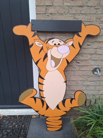 Teigertje --- geboortebord in tuin